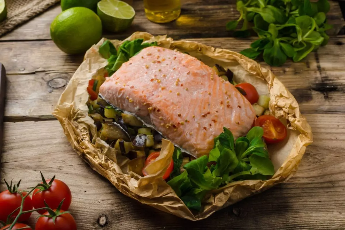 Salmone al cartoccio, con verdure