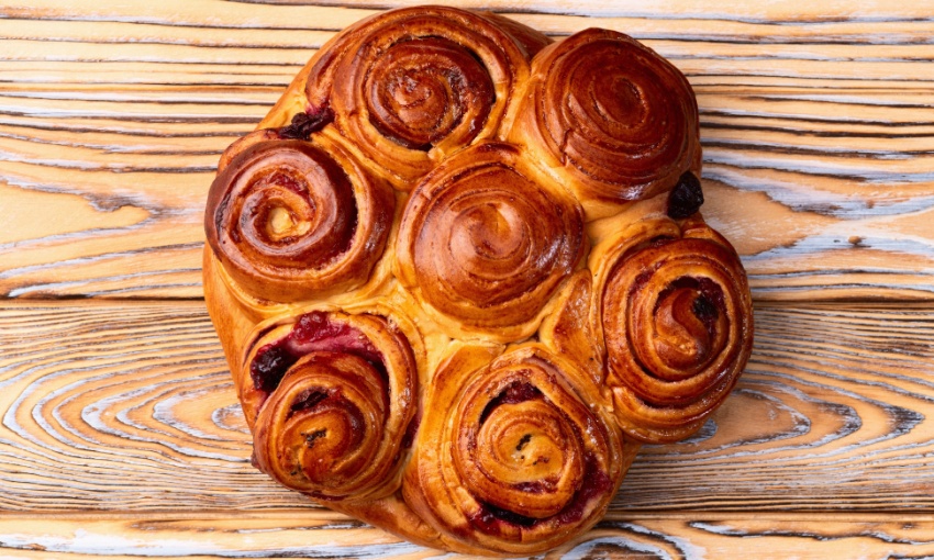 torta delle rose appena sfornata